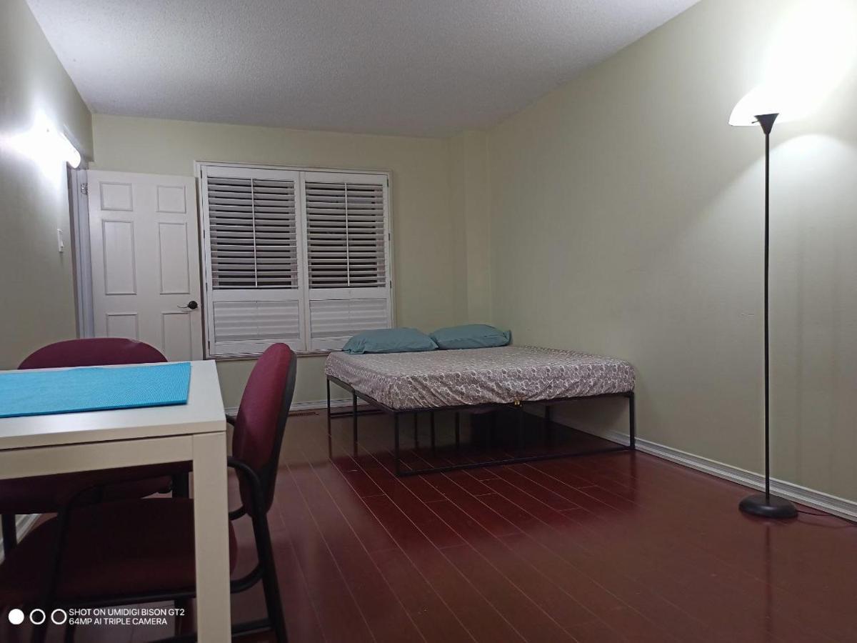 Stb-Double Bed With Private Washroom Toronto Extérieur photo